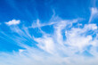 Hintergrund weisse Schleierwolken am blauen Himmel