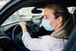 © ManuPadilla - Woman with face mask driving her car during coronavirus pandemic