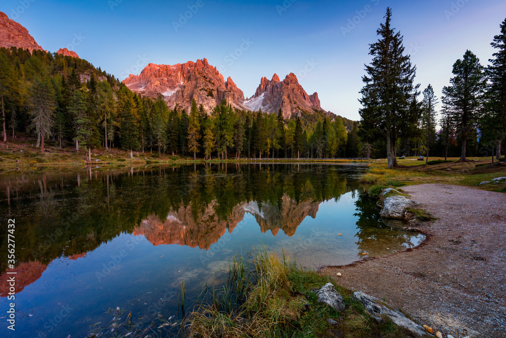 lake-antorno-lago-di-antorno-located-in-dolomites-area-belluno
