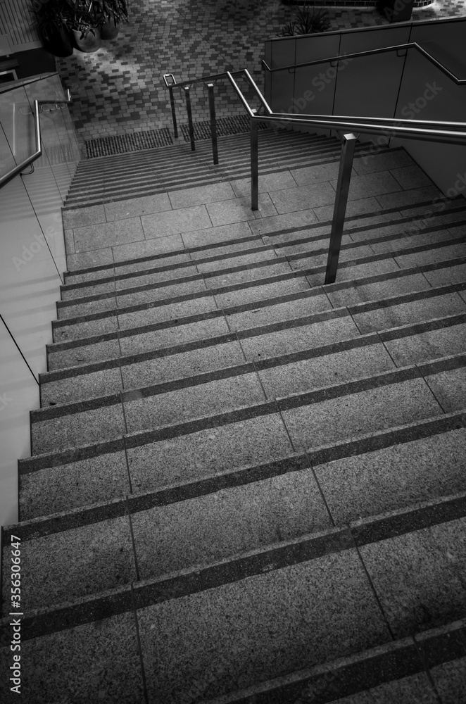 Black and white photo of a staircase - obrazy, fototapety, plakaty 