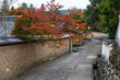 © sigmaphoto - 紅葉と土の壁と石畳の道