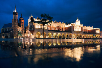 Canvas Print - Cloth Hall and St Mary's Church reflected in paddle of water