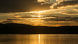 Zachodzące słońce nad jeziorem w Mucharzu.