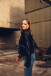 © Christian Schwier - Junge Frau in Lederjacke und Jeans posiert in einem Lost Place