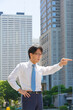 © MOTOI YOSHINAO - やせ型の真面目そうな日本人ビジネスマンが注意している