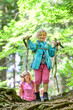 © ARochau - Fröhliches Mädchen beim Wandern im Wald