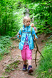 © ARochau - Kleines Mädchen bei einer Wanderung im Wald