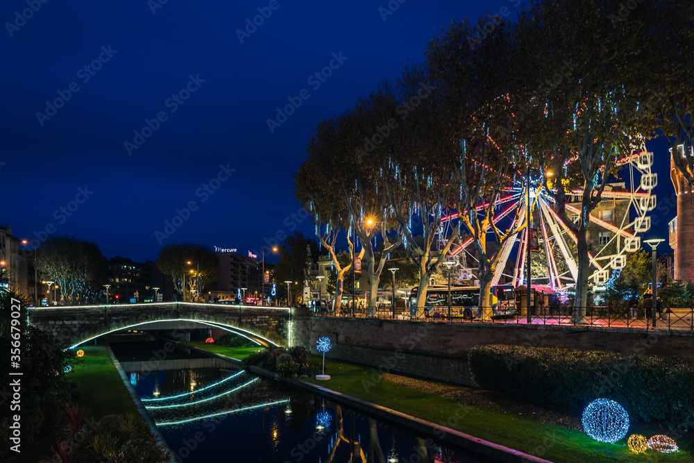 Le Castillet in Perpignan on Christmas night, France. - obrazy, fototapety, plakaty 