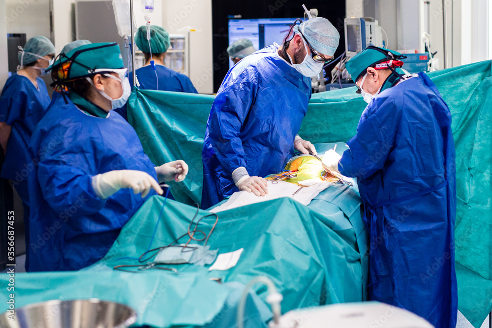 Busy surgeons during difficult operation - obrazy, fototapety, plakaty 