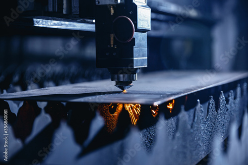 Fotografía CNC laser machine cutting sheet metal with light spark