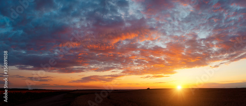 Cuadros en Lienzo Perfect red clouds illuminated by the beams of the sun.