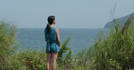 Canvas Print - Woman look at the sea