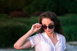 Okulary przeciwsłoneczne biała koszula młoda kobieta