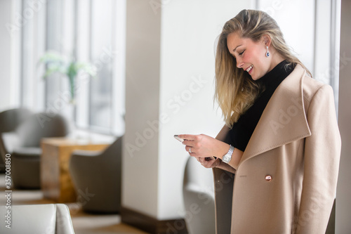 Fotomural Elegant and classy business person in luxury office workplace texting on a smart