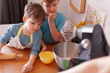 children make dough for pie in a food processor, guys make pie