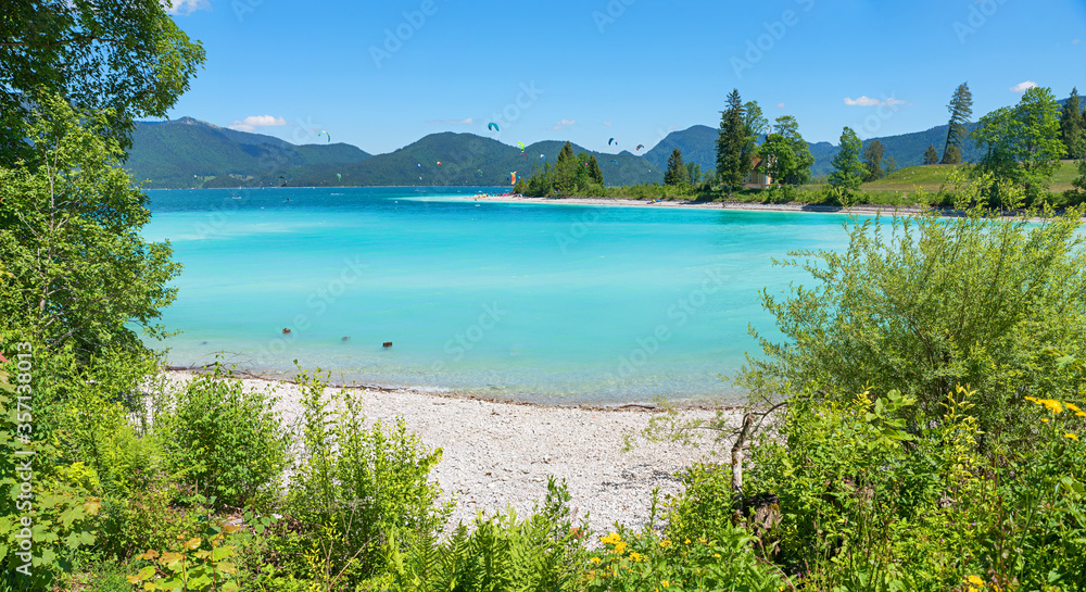 türkisblauer Walchensee mit Blick auf die Halbinsel Zwergern, Landschaft in Oberbayern - obrazy, fototapety, plakaty 