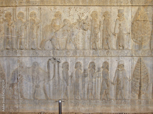 Cuadros en Lienzo Reliefs depicting the Persian courtiers & guardians leading guests to their king