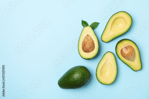 Fotomural Ripe fresh avocado on blue background, top view