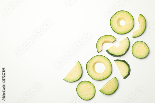 Cuadros en Lienzo Flat lay with avocado slices on white background, top view