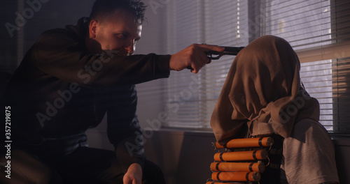Fotografía Criminal threatening hostage during standoff
