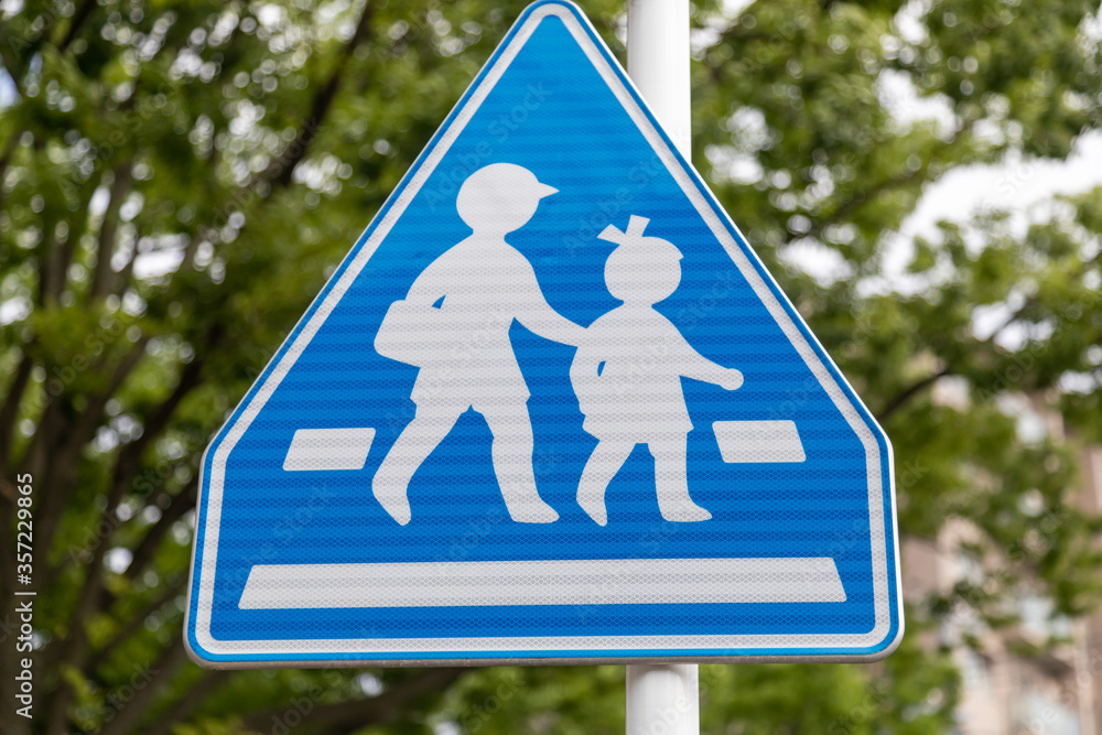 横断歩道があります。日本の道路標識 Stock Photo | Adobe Stock