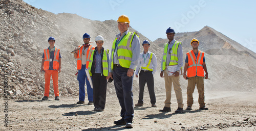 Fotomural Business people and workers standing in quarry