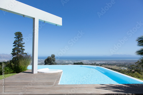 Fotografía Infinity pool overlooking hillside