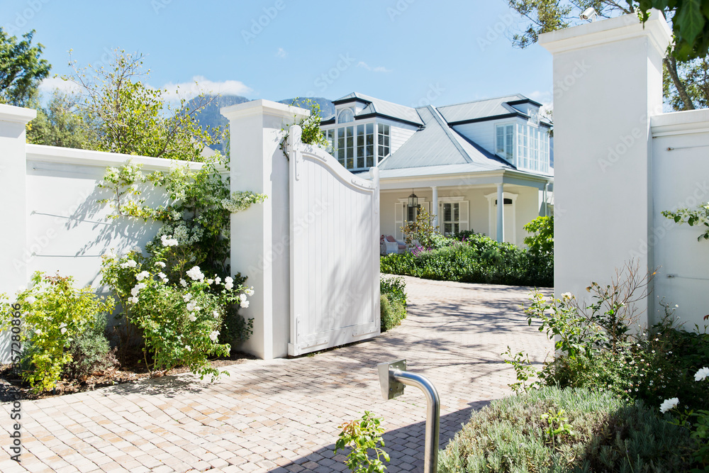 Driveway with open gate to luxury house - obrazy, fototapety, plakaty 