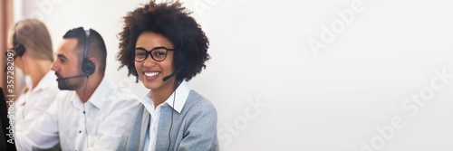 Fotomural Portrait Of A Female Customer Service Executive