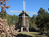 wybudowany pod koniec 19 wieku drewniany mlyn wiatrak typu holender w miejscowosci studzianki na podlasiu w polsce 