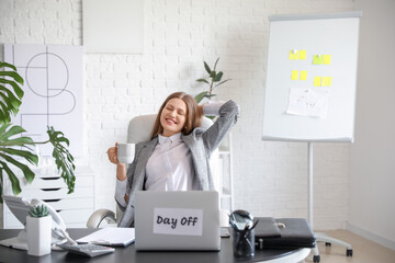 Wall Mural - Happy businesswoman before weekends in office