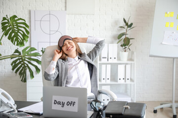 Sticker - Happy businesswoman before weekends in office