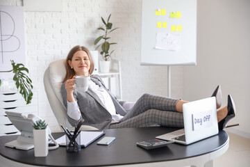 Sticker - Happy businesswoman before weekends in office