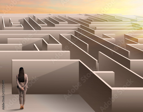 Cuadros en Lienzo Young businesswoman trying to find way out of maze