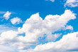 © dietwalther - Cumulus Wolken Wolkengebilde am Himmel blau weiss Hintergrund abstrakt