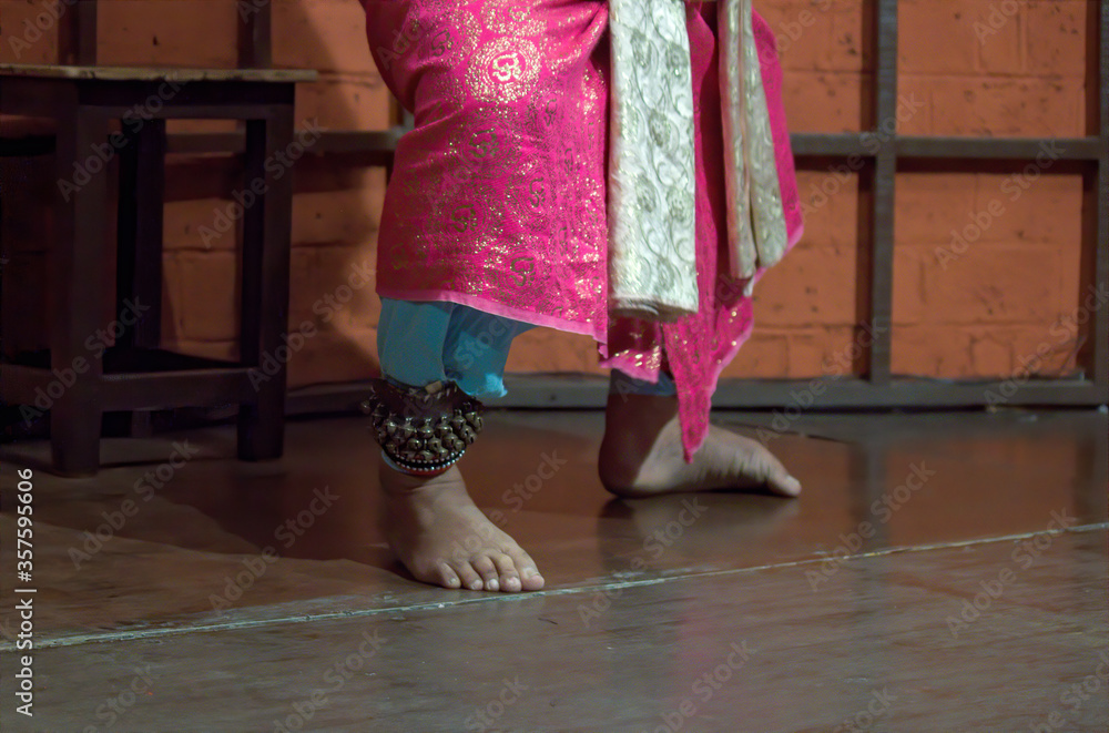 Foto India - March 15, 2014: Feet of Indian classical dance artist. The ...