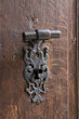 stary zamek drwniane drzwi kuty zamek ornament