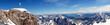 Ein Breitbild Panorama von der Zugspitze mit Gipfelkreuz