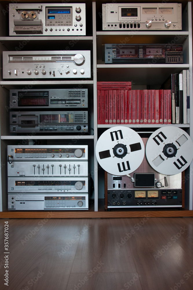 Domowy zestaw do słuchania muzyki nagranej na różnych nośnikach, domowe studio muzyczne - obrazy, fototapety, plakaty 