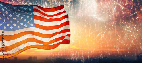 Cuadros en Lienzo American flag on background of fireworks.