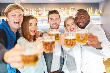 Wall Mural - Lachende Gruppe Freunde beim Bier trinken