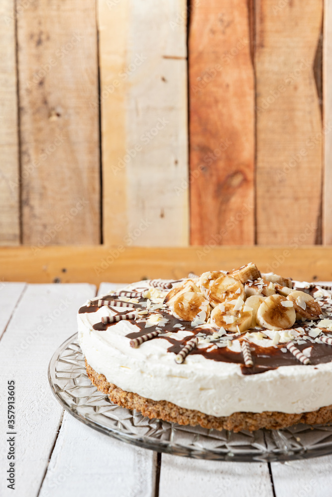 frisch gebackene Torte mit Bananen, Sahne, Schokosoße, Karamellsoße und ...