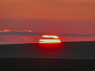 Wall Mural - Sonnenuntergang hinter Agrarlandschaft