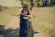 Junge Frau mit Vintage Fahrrad