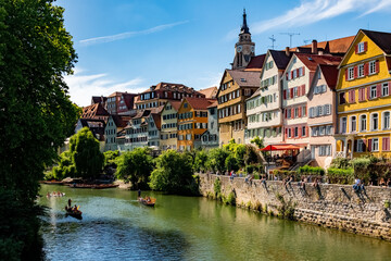 Tübingen Neckar Fluss Altstadt  Baden-Württemberg Deutschland Sehenswürdigkeit Neckarfront Hölderlinturm Stocherkähne Boote Sommer Fassaden Farben Mauer Eberhardsbrücke Neckarinsel Platanenallee 