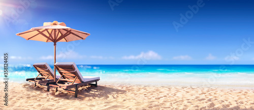 Cuadros en Lienzo Two Chairs And Parasol With In The Golden Beach
