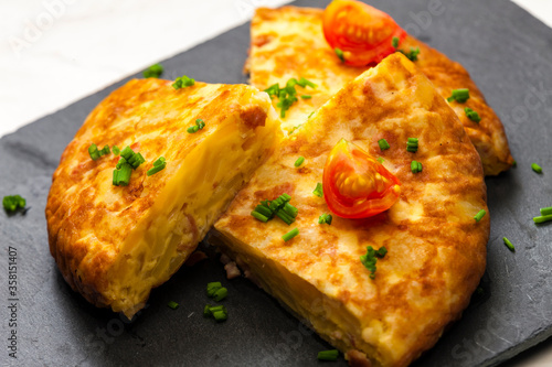 Fotografía Spanish tortilla with tomatoes and chive