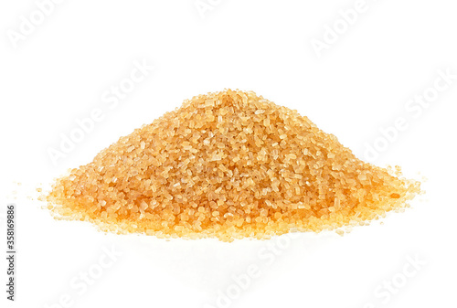 Fotomural Pile of brown sugar isolated on a white background. Cane sugar.