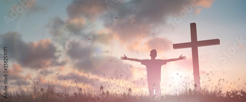 Cuadros en Lienzo Happy man rise hand Worship God in morning view