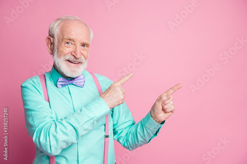Fotomural Photo of cool stylish look aged man guy indicating fingers empty space offer bla